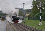 Schon gleich nach dem Bahnhof steigt die Strecke an, was sich optisch beim ausfahrenden Dampfzug der Blonay Chamby Bahn mit Dampf und Rauch eindrücklich zeigt.