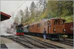 Die schöne Bernina Bahn RhB Ge 4/4 81 der Blonay Chamby Bahn rangiert in Chaulin während im Hintergrund die G 2/2  Rimini  dampft.