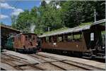 Die BOB HG 3/3 29 der Blonay Chamby Bahn in Chaulin vor dem Hintergrund des BOB Kaiserwagens.