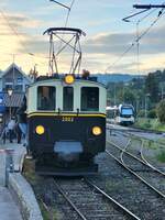 Der MOB FZe 6/6 2002 der BC steht am späten Abend mit einem Extrezug im Banhoh von Blonay  25.