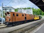 Die RhB Bernina Bahn Ge 4/4 81 der Blonay Chamby Bahn wartet in Vevey mit ihrem Riviera Belle Epoqe Express auf die baldige Abfahrt.