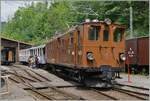 Die Bernina Bahn RhB Ge 4/4 81 der Blonay Chamby Bahn steht mit ihrem Zug im Museumsbahnhof von Chaulin.