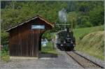 Die LEB G 3/3 N° 5 (Baujahr 1890) ist bei Cornaux mit einem Reisezug auf dem dem Weg nach Chaulin.