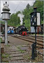 Die SEG G 2X 2/2 105 der Blonay-Chamby Bahn ist mit ihrem Dampfzug in Chaulin Musée angekommen.