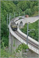 Das  Festival Suisse de la vapeur  (Schweizer Dampffestival 2025) begeistert zumindest mich auch immer wieder mit eklektisch betriebenen Zügen wie z.B hier mit dem MOB FZe 6/6 2002 der Blonay Chamby Bahn auf dem Baye de Clarens Viadukt. der Zug ist auf dem Weg von Chaulin nach Blonay. 

8. Juni 2025