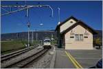 Ein BAM Regionalzug erreicht den Bahnhof Ballens.