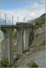 Ein Umleiter IC auf dem Luogelkin Viadukt bei Hohtenn.