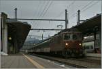 BLS Re 4/4 193  Grenchen  mit dem Goldenpaas RE Interlaken - Zweisimmen beim Halt in Spiez.