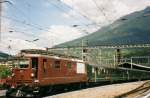 Scanbild von BLS 183 mit alter SBB-Zug in Brig am 24 Juli 2000.