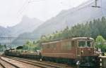 Auch BLS 165 stand mit PKW-Pendelgarnitur in Kandersteg am 24 Mai 2002.