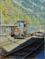 Eine BLS Re 4/4 erklimmt mit einem Schnellzug die Lötschberg Südrampe und erreicht hier Hohtenn.