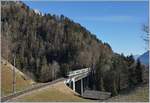 Die BLS Re 4/4 II 501 mit ihrem RE nach Zweisimmen auf der Bunschenbach Brücke kurz nach Weissenburg.