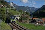 Der BLS MIKU RABe 528 110 ist auf der Fahrt von Bern nach Zweisimmen und hat bei Garstatt sein Ziel schon fast erreicht.