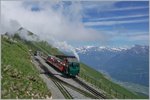 Auf dem Brienzer Rohthorn mischen sich Dampf und Rauch mischt sich mit den Wolken. 
H 2/3 16 wartet auf die Talfahrt.
7. Juli 2016