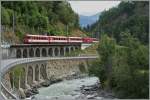 MGB Regionalzug 519 von Andermatt nach Visp in dem hier sehr engen Rohnetal bei Betten Talstation.