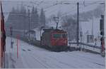 Starker Schneefall verhindert eine klare Sicht uf ie MGB HGe 4/4 II mit ihrem Tunnel-Autozug in Realp.