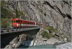 Ein MGB Regionalzug am Ausgang der Schöllenenschlucht auf der Fahrt von Göschenen nach Andermatt.