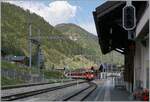 Der MGB Deh 4/4 23 erreicht mit seinem Regionalzug nach Andermatt den Bahnhof von Sedrun.