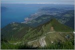 Ein Blick vom Rochers de Naye auf die Wasserscheide zwische Rhone und Rhein welche geradevon einemk Bhe 4/8 befahren wird.