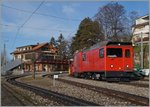 Ein  rotes Klötzchen  auf 80 cm Spur: Die HGem 2/2 N° 12 in Glion.