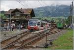 Der auf dei  Sister-Railway  Nankai Electric Railway hinweissnede MOB Be 4/4 beim Halt in Saanen.