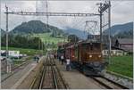 50 Jahre Blonay Chamby - Berninabahn im Saaneland: Aus dem Fenster des nach Montreux fahrenden MOB Zuges fotografiert: die Das RhB Bernina Bahn Krokodil Ge 4/4 182 und der RhB ABe 4/4 35 mit ihrem