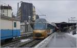 Der MOB  Paradezug  Goldepass-Panoramic Express wartet in Montreux auf die Abfahrt nach Zweisimmen.