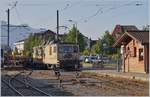 Ein Güterzug (Dienstzug) verlässt Blonay Richtung Chamby mit der schiebenden MOB GDe 4/4 6001.