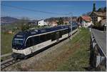 Ein Alpina Triebwagenzug auf der Fahrt von Montreux nach Zweisimmen bei Planchamp.