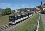 Die MOB GDe 4/4 6005 ist mit einem nun wieder auf fünf Wagen angewachsenen MOB Panoramic Express bei Plachamp unterwegs.