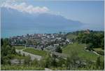 Die MOB Ge 4/4 8004 zieht ihren Regionalzug von Montreux nach Zweisimmen bei Châtelrad VD über die Autobahnbrücke.