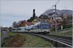 mit dem Steuerwagen Ast 117 an der Spitze ist der MOB GoldenPass Panoramic Express bei Planchamp auf dem Weg in Richtung Montreux.