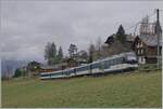 Mit dem Steuerwagen Ast 116 voraus ist der MOB Be 4/4 9203  Alpina  bei Les Avants als Regionalzug von Zweisimmen nach Montreux unterwegs.