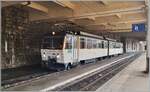 Der im  GoldenPass  Farbschema gehaltene Rochers-de-Naye Bhe 4/8 305 rangiert in Montreux.