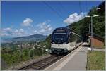 Bild mit Aussicht: Während der CEV MVR ABeh 2/6 7503   Blonay-Chamby  als Regionalzug von Montreux nach Les Avants den Bahnhof  Sonzier erreicht, gleitet links der Blickj weit über die