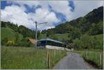 Mit dem Aussichtsteuerwagen Ast 116 an der Spitze und einem  Alpina  Be 4/4 Serie 9000 am Zugschluss ist ein MOB Regionalzug von Zweisimmen nach Montreux bei Les Avants unterwegs.