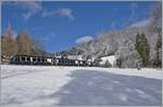 Kurz darauf zeigt sich der MOB GoldenPass Express von Interlaken Ost nach Montreux in deisr herrlichen Winterlandschaft bei Les Avants.