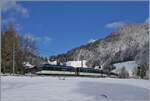 Ein MOB Regionalzug von Zweisimmen nach Montreux in der Winterlandschaft bei Les Avants.