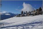Ein MOB ABe 4/4 Serie 9000 Alpina ist bei Les Avants in einer winterlichen Landschaft unterwegs.