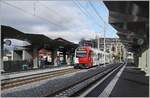 Der TPF ABe 2/4 B Be 2/4 102 erreicht den neuen Bahnhof von Châtel St-Denis.