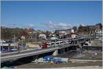 Ein TPF Regionazug nach Palézieux verlässt den neune Bahnhof von Châtel St-Denis.