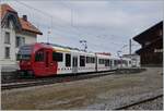 Der TPF ABe 23/4 b Be 2/4 101  Moitié Moitié  wartet im Bahnhof von Broc Fabrique auf die Abfahrt nach Bulle.