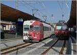 Schmal- und Normalspur in Bulle: Der TPF BDe 4/4 122 verlsst Bulle in Richtung Gruyre whrend der im Bahnsteigschatten stehende SBB Domino Ddingen als Ziel hat.