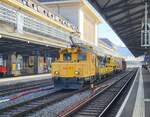 Der Sajet Tem 97 850 225 183-5 CH-SAJET wartet in Lausanne mit seinem Bauzug auf die Abfahrt.
4. März 2025