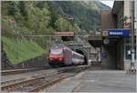 Ein SBB Re 460 fährt mit einem IC2 auf dem Weg in Richtung Arth Goldau durch den Bahnhof von Wassen.