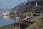 Ein SBB ETR 610 (RABe 503) als EC 32 auf dem Weg von Milano Centrale nach Genève beim Château de Chillon.