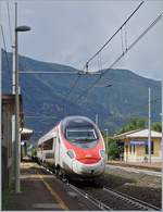 Ein SBB ETR 610 als EC auf dem Weg Richtung Domodossola bei der Durchfahrt in Vogogna.