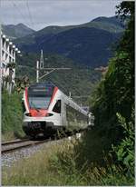 Der TILO Flirt RABe 524 016 hat Locarno verlassen und fährt nun nach Castione Arbedol.