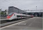 Ein SBB RABe 501  Giruno  wartet in Luzern au die Abfahrt.