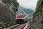 Zwischen Stützmauer und Lärmschutzwand verläuft hier die Strecken zwischen Montreux und Clarens, im Bild der SBB RABe 511 021 auf dem Weg nach Geneve.